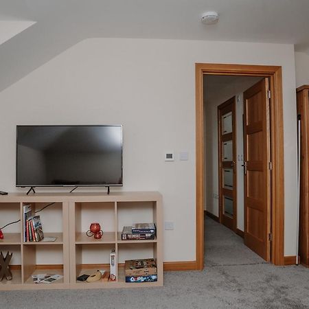 Lovely New 1 Bedroom Loft Apartment With On Drive Parking Trowbridge Buitenkant foto