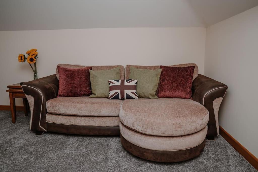 Lovely New 1 Bedroom Loft Apartment With On Drive Parking Trowbridge Buitenkant foto