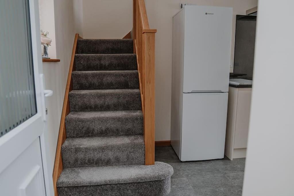 Lovely New 1 Bedroom Loft Apartment With On Drive Parking Trowbridge Buitenkant foto