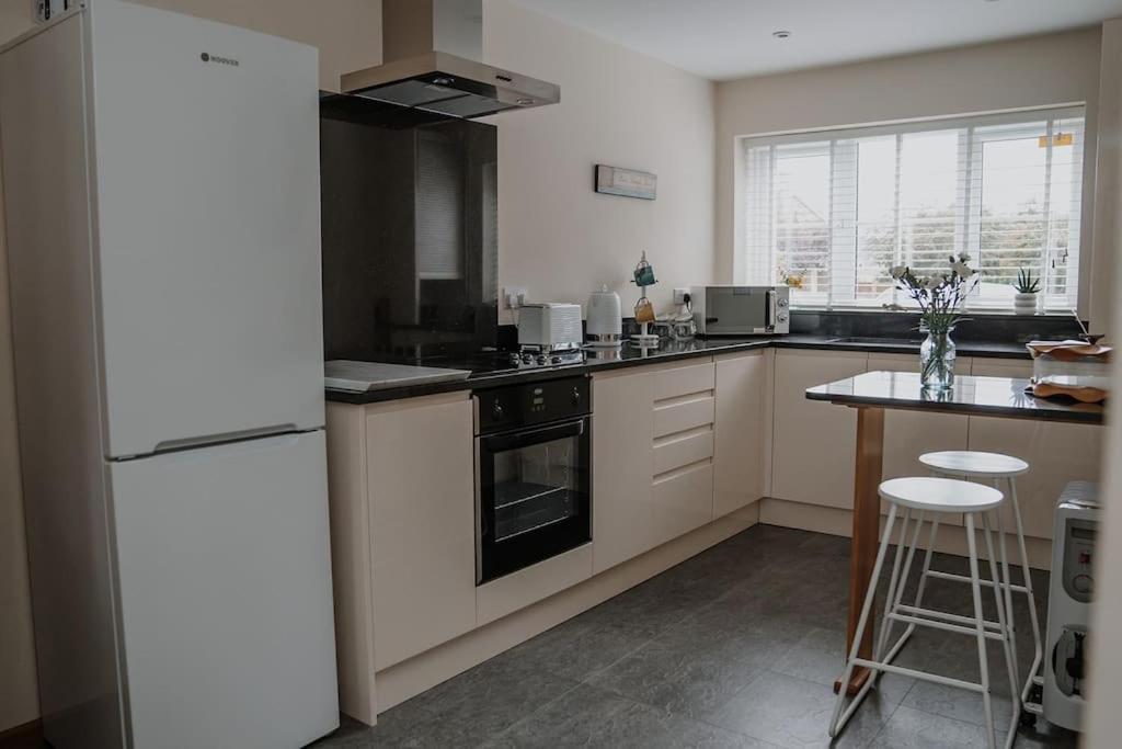 Lovely New 1 Bedroom Loft Apartment With On Drive Parking Trowbridge Buitenkant foto