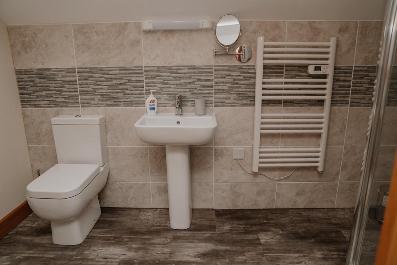 Lovely New 1 Bedroom Loft Apartment With On Drive Parking Trowbridge Buitenkant foto