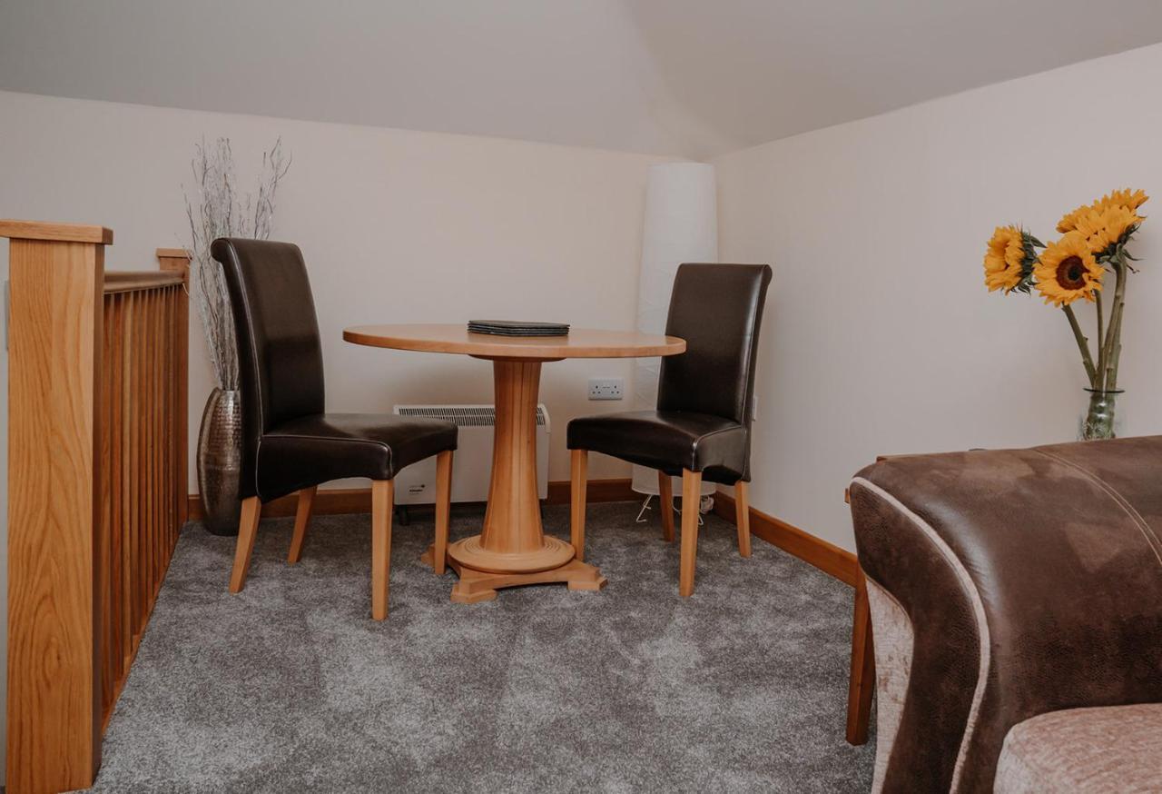 Lovely New 1 Bedroom Loft Apartment With On Drive Parking Trowbridge Buitenkant foto