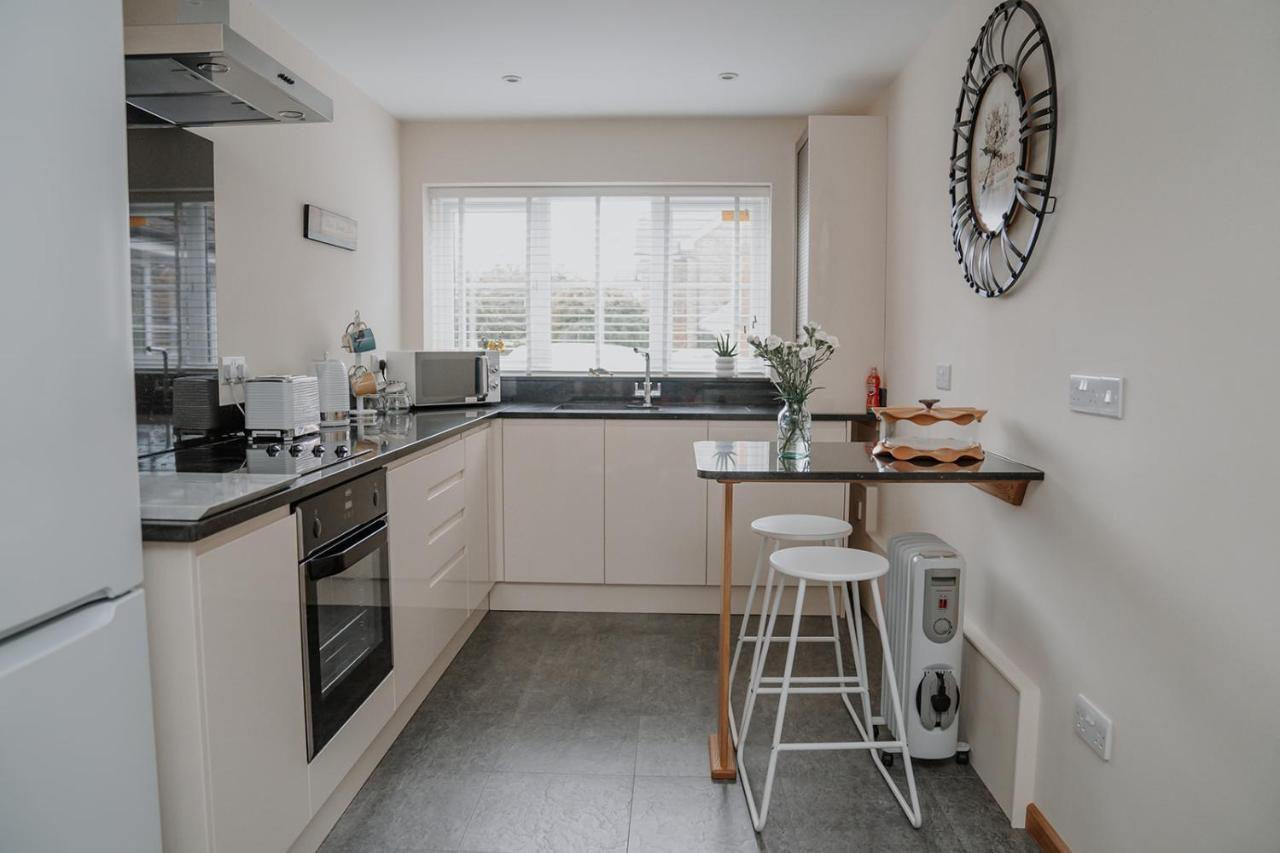 Lovely New 1 Bedroom Loft Apartment With On Drive Parking Trowbridge Buitenkant foto