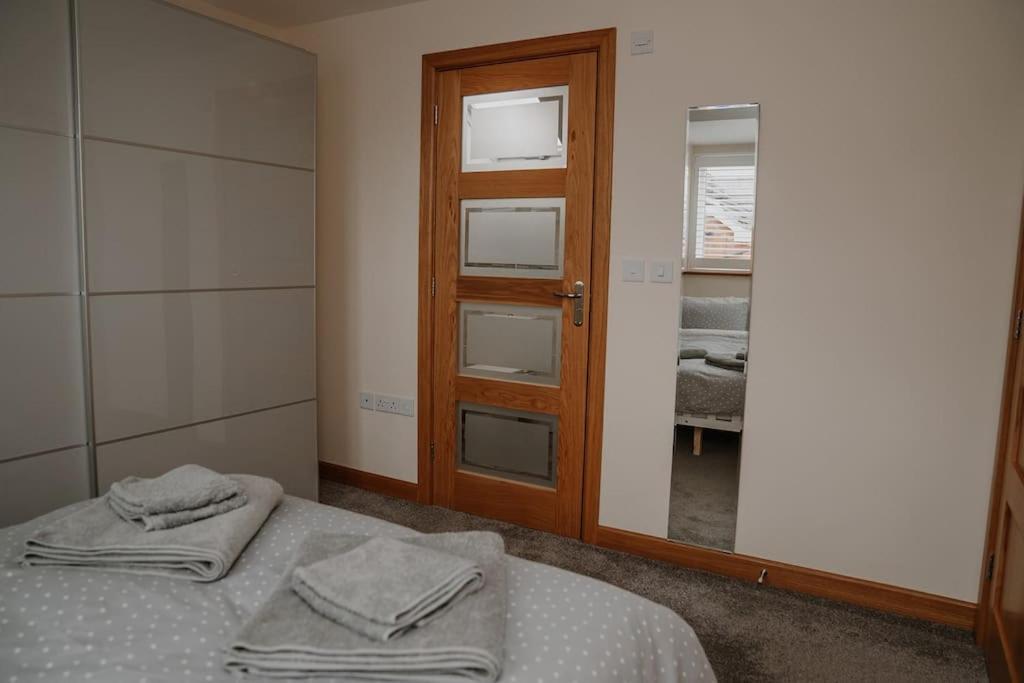Lovely New 1 Bedroom Loft Apartment With On Drive Parking Trowbridge Buitenkant foto