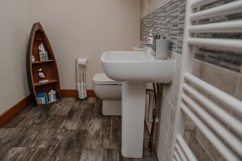 Lovely New 1 Bedroom Loft Apartment With On Drive Parking Trowbridge Buitenkant foto
