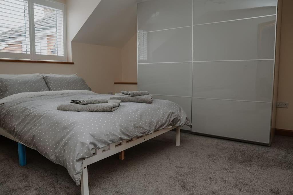Lovely New 1 Bedroom Loft Apartment With On Drive Parking Trowbridge Buitenkant foto