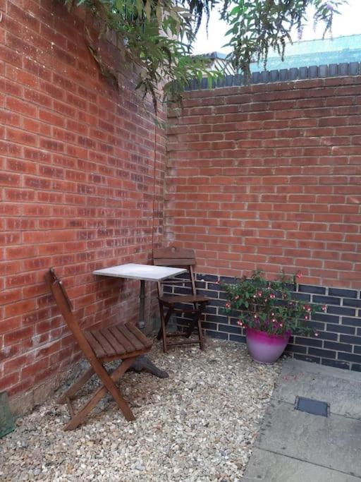 Lovely New 1 Bedroom Loft Apartment With On Drive Parking Trowbridge Buitenkant foto