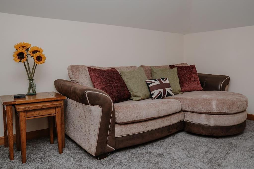 Lovely New 1 Bedroom Loft Apartment With On Drive Parking Trowbridge Buitenkant foto