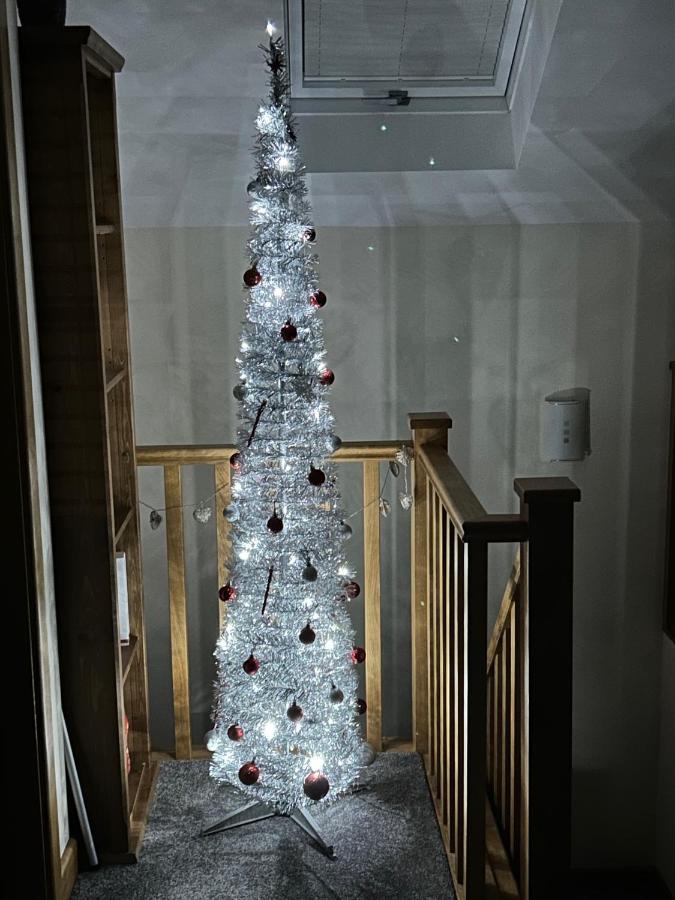 Lovely New 1 Bedroom Loft Apartment With On Drive Parking Trowbridge Buitenkant foto